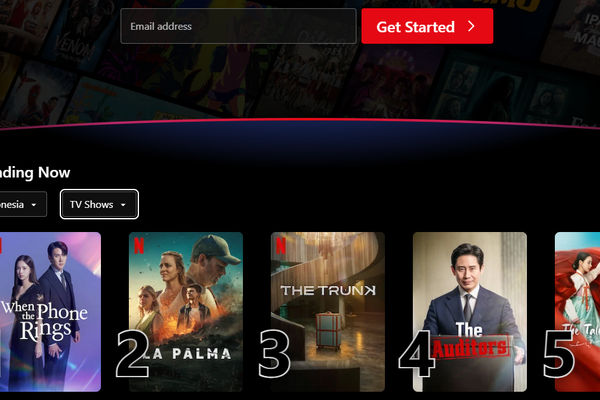 Nonton film dan drama di Netflix.