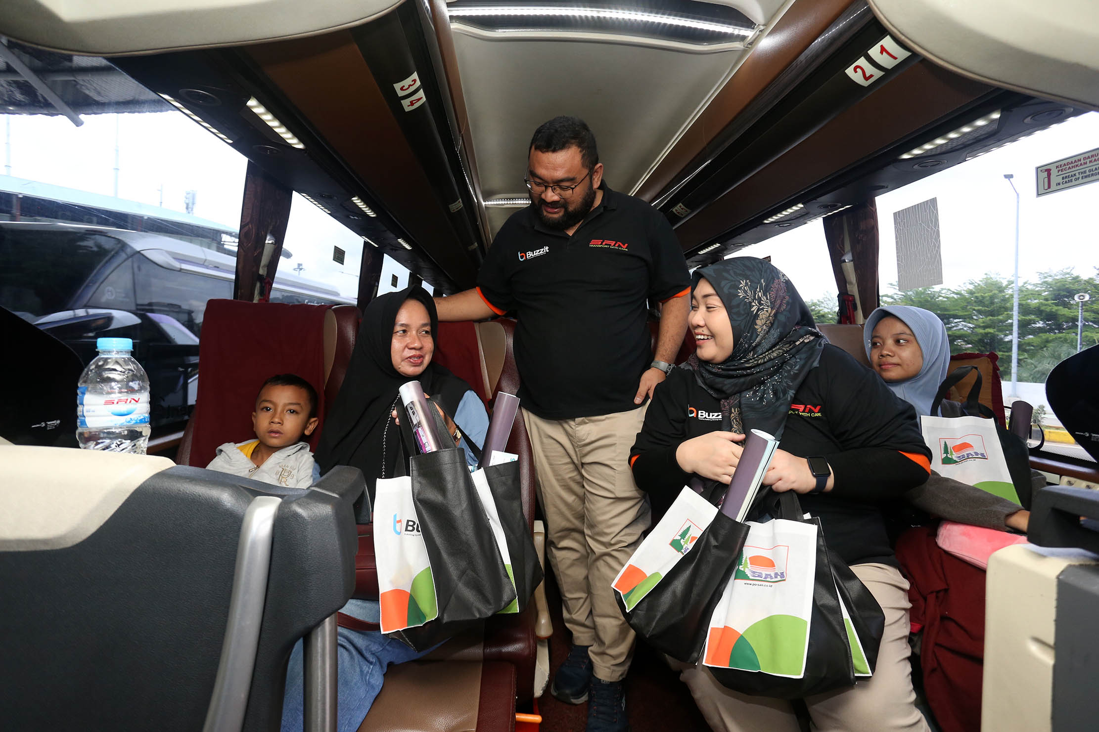 Direktur Utama Perusahaan Otobus Siliwangi Antar Nusa (PO. SAN) Kurnia Lesani Adnan bersama Wakil Direktur PO. SAN Kurnia Lesari Adnan  membagikan bingkisan berupa snack dan kalender kepada para penumpang bus PO.SAN di Terminal Terpadu Pulo Gebang  Jakarta Timur, Selasa 31 Desember 2024. Foto : Panji Asmoro/TrenAsia