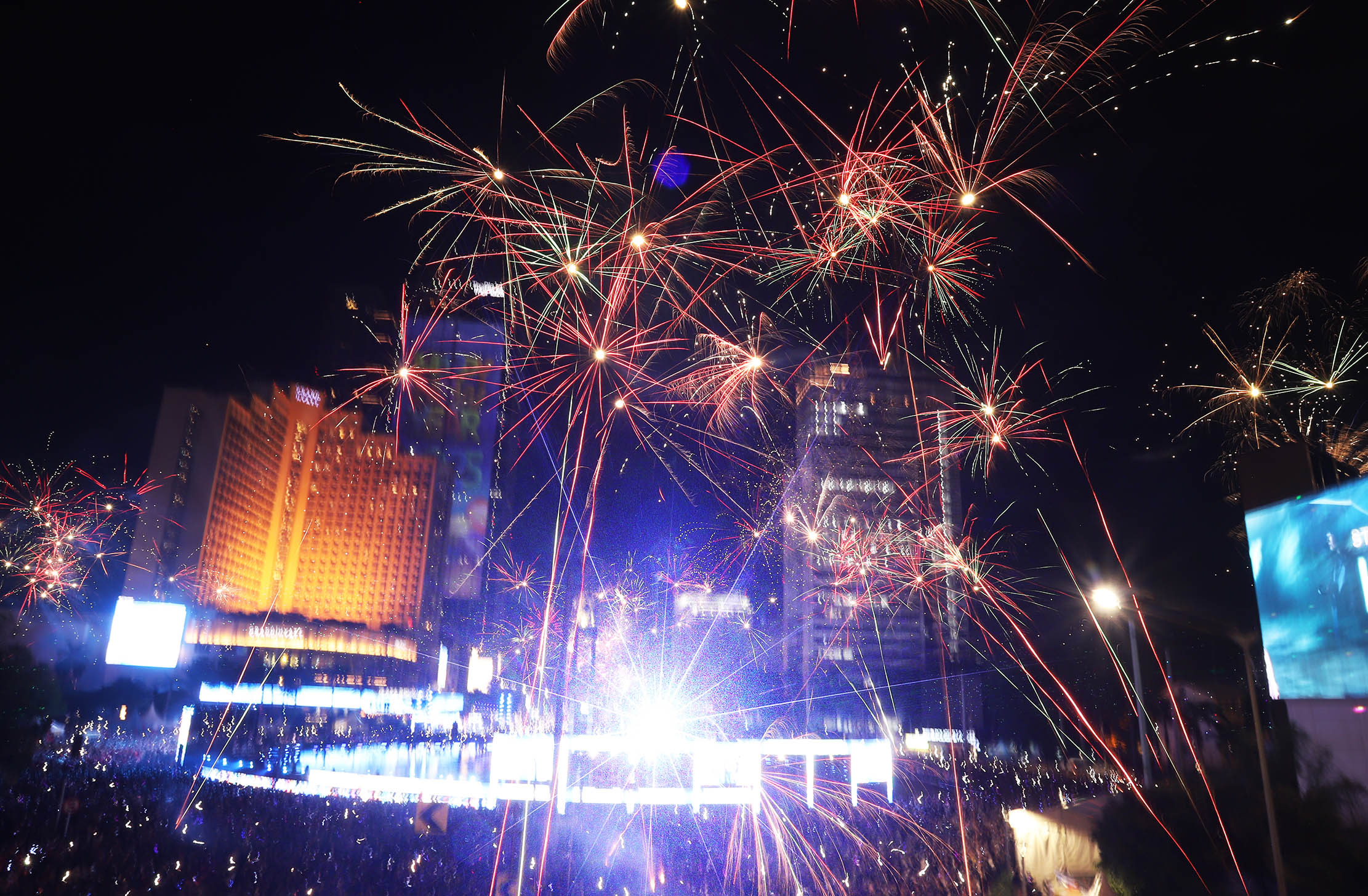 Masyarakat memadati kawasan Sudirman Thamrin untuk menyaksikan pesta kembang api di kawasan Bundaran HI mewarnai pergantian tahun 2024-2025. Foto : Panji Asmoro/TrenAsia 