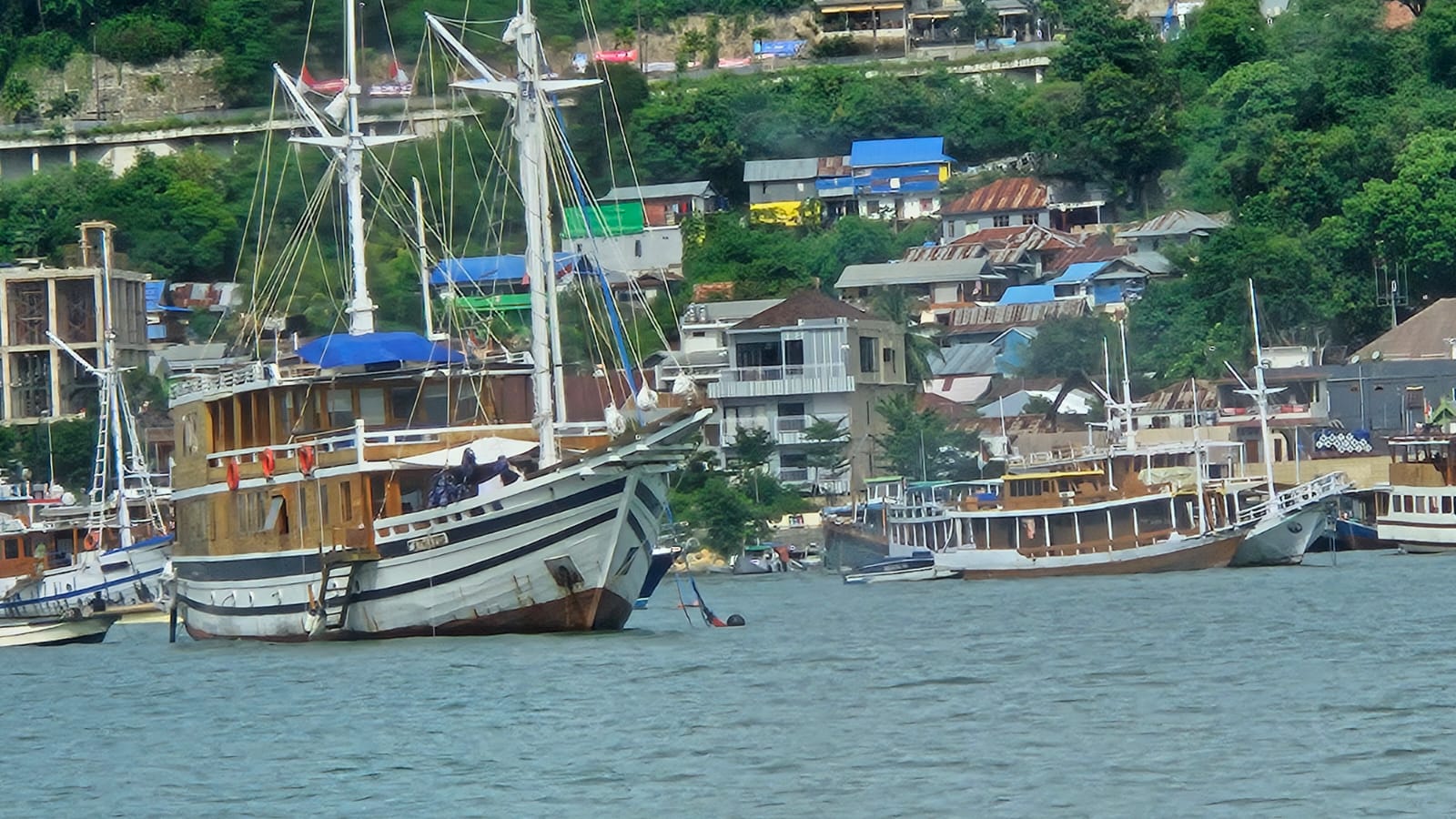 Pariwisata Labuan Bajo sedang ramai dikunjungi turis saat musim libur akhir tahun. 