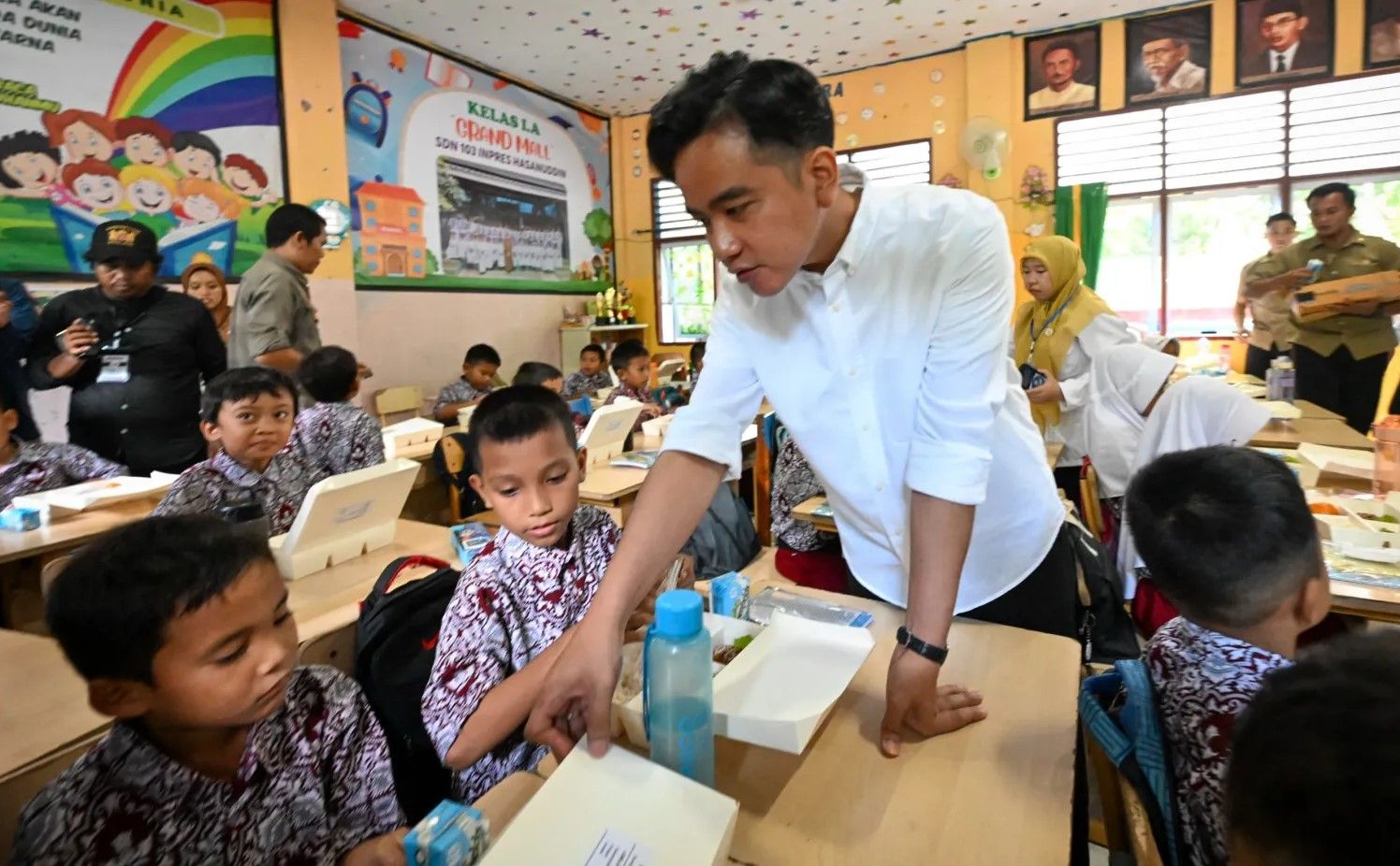 Wapres Gibran Rakabuming Raka meninjau Program Makan Bergizi Gratis di SDN 103 Inpres Hasanuddin./