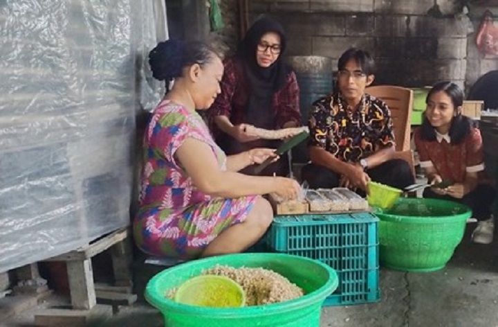 Gelar Pelatihan, Dosen UPITRA Bantu Tingkatkan Daya Saing Perajin Tempe Colomadu