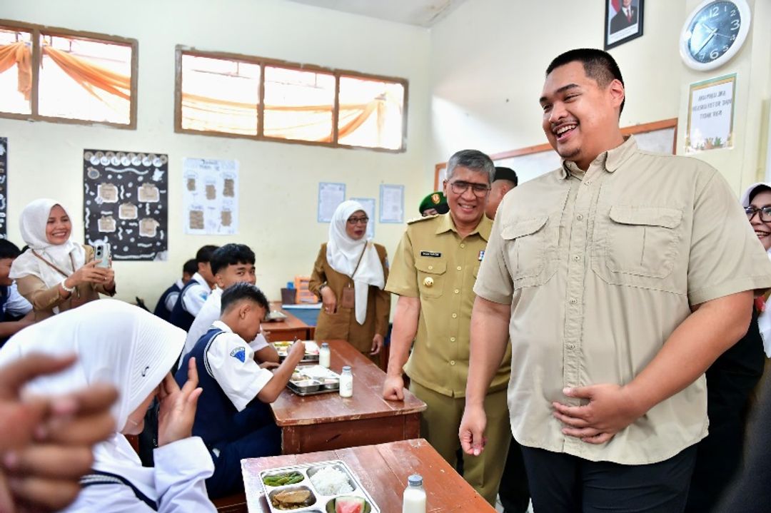 Usai meninjau pelaksanaan program pemerintah Makan Bergizi Gratis (MBG) di Satuan Pelayanan Pemenuhan Gizi (SPPG), Pasir Kaliki, Cimahi Utara, Jawa Barat, Menpora Dito berkesempatan meninjau langsung pendistribusian MBG ke sekolah-sekolah diantaranya di SMPN 12 Cimahi dan di SMAN 3 Cimahi, Senin, 6 Januari 2025.