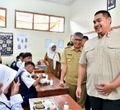 Usai meninjau pelaksanaan program pemerintah Makan Bergizi Gratis (MBG) di Satuan Pelayanan Pemenuhan Gizi (SPPG), Pasir Kaliki, Cimahi Utara, Jawa Barat, Menpora Dito berkesempatan meninjau langsung pendistribusian MBG ke sekolah-sekolah diantaranya di SMPN 12 Cimahi dan di SMAN 3 Cimahi, Senin, 6 Januari 2025.