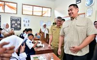 Usai meninjau pelaksanaan program pemerintah Makan Bergizi Gratis (MBG) di Satuan Pelayanan Pemenuhan Gizi (SPPG), Pasir Kaliki, Cimahi Utara, Jawa Barat, Menpora Dito berkesempatan meninjau langsung pendistribusian MBG ke sekolah-sekolah diantaranya di SMPN 12 Cimahi dan di SMAN 3 Cimahi, Senin, 6 Januari 2025.