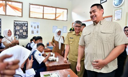 Usai meninjau pelaksanaan program pemerintah Makan Bergizi Gratis (MBG) di Satuan Pelayanan Pemenuhan Gizi (SPPG), Pasir Kaliki, Cimahi Utara, Jawa Barat, Menpora Dito berkesempatan meninjau langsung pendistribusian MBG ke sekolah-sekolah diantaranya di SMPN 12 Cimahi dan di SMAN 3 Cimahi, Senin, 6 Januari 2025.