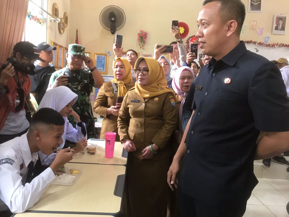 Pejabat Pemkot Palembang meninjau  pelaksanaan uji coba program Makan Bergizi Gratis