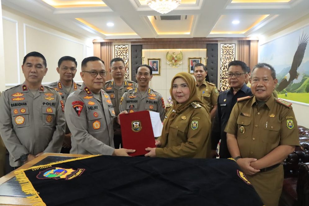 Pemkot Bandar Lampung resmi menghibahkan tanah seluas 1 hektar kepada Polda Lampung. Penyerahan secara simbolis berlangsung di ruang kerja Kapolda Lampung, Senin (6/1/2025).