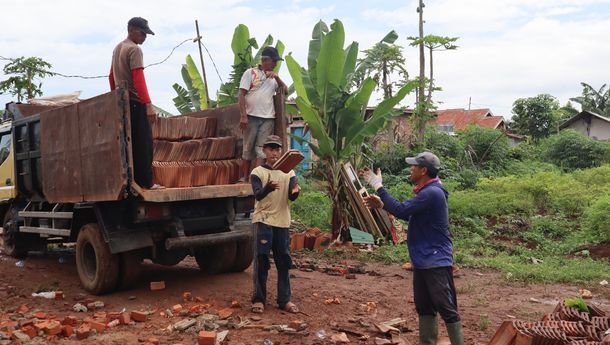 Hari ke-7 Eksekusi Lahan PTPN I Regional 7, Okupan Sukarela Bantu Bongkar Rumah 