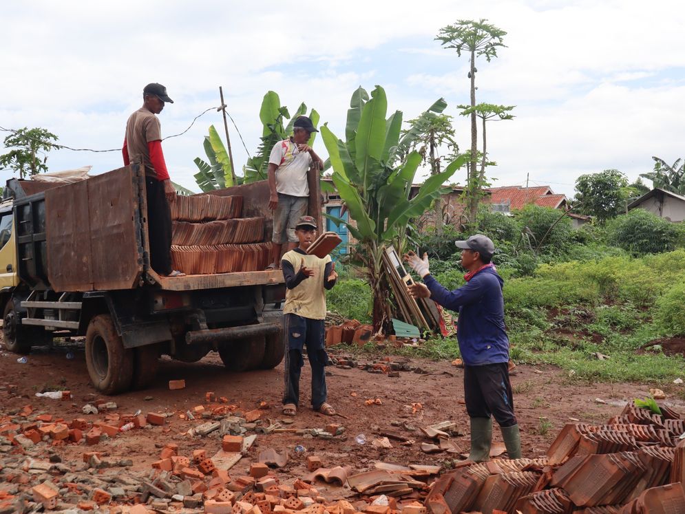 Hari ke-7 Eksekusi Lahan PTPN I Regional 7, Okupan Sukarela Bantu Bongkar Rumah 