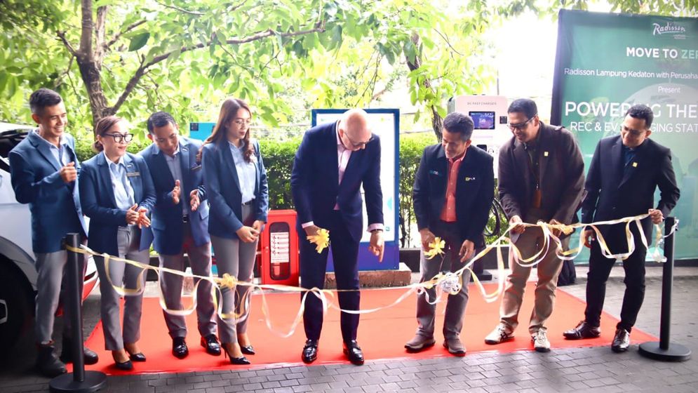 PLN UID Lampung dan Hotel Radisson Lampung Dukung Energi Hijau melalui REC dan EV Charging Station