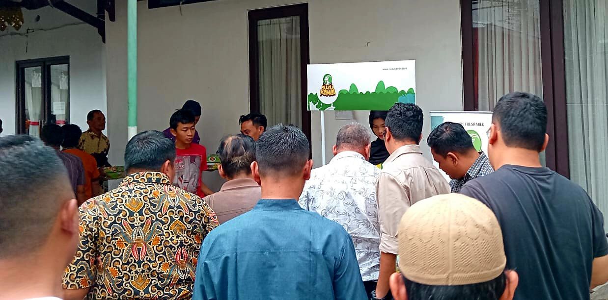  Forwakes berkolaborasi dengan PT ASI, bagikan gratis susu kambing kepada jamaah shalat Jumat