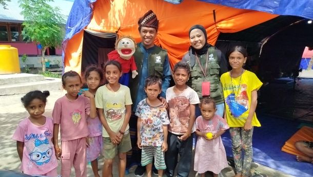 Jarwo Songha, Pendongeng Lampung Hibur Anak-anak Penyintas Bencana Gunung Meletus di Flores