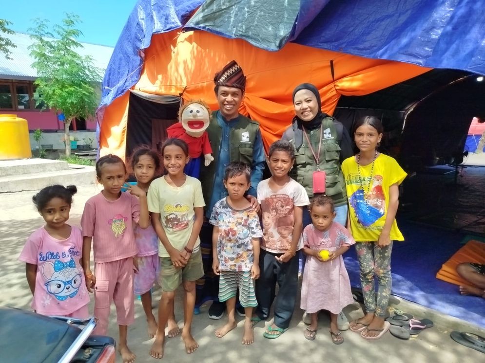 Jarwo Songha, Pendongeng Lampung Hibur Anak-anak Penyintas Bencana Gunung Meletus di Flores