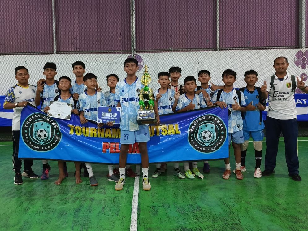 Tim Futsal SMP Negeri 26 Bandar Lampung meraih trofi dalam Turnamen Futsal Eightfeo yang diselenggarakan A3 Sport Organizer, di Lapangan Futsal Srikandi, Sabtu (11/1/2025).