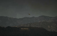 Helikopter pemadam kebakaran terbang di atas tanda Hollywood pada hari Rabu, 8 Januari.