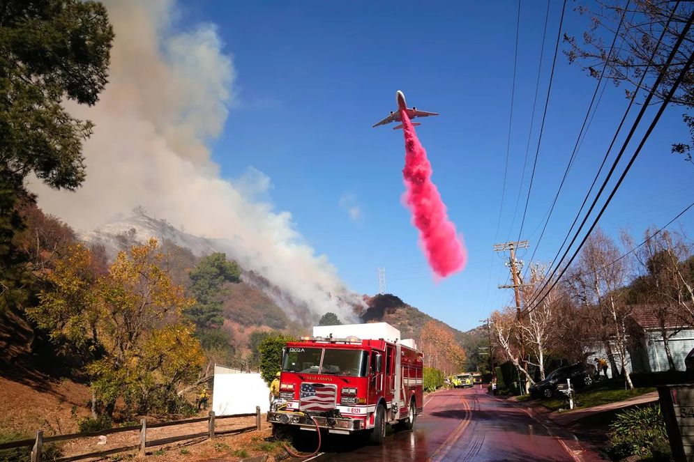 Menguak Fakta Bubuk Pink yang Digunakan untuk Memadamkan Kebakaran di Los Angeles