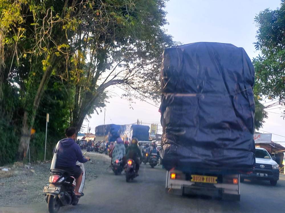 Sebuah truk yang memuat melebihi kapasitas melintas di jalanan Balikpapan. BPPJN Kaltim menyebut truk ODOL menjadi salah satu penyebab kerusakan jalan.