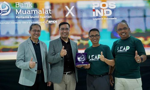 Penyerahan cenderamata setelah penandatanganan kerja sama Bank Muamalat dan Pos Indonesia(1).jpg