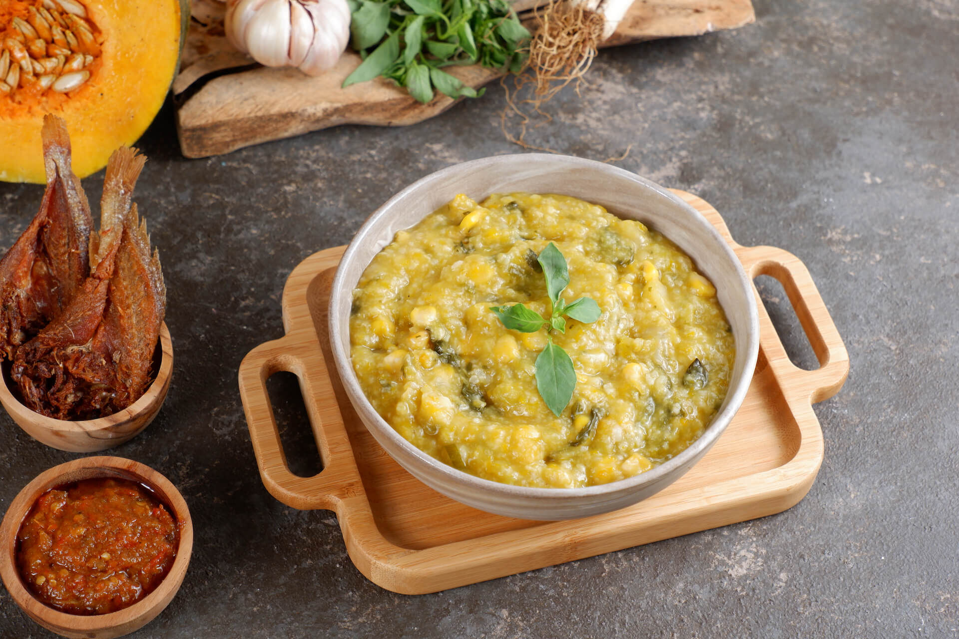 Bubur Manado atau tinutuan.