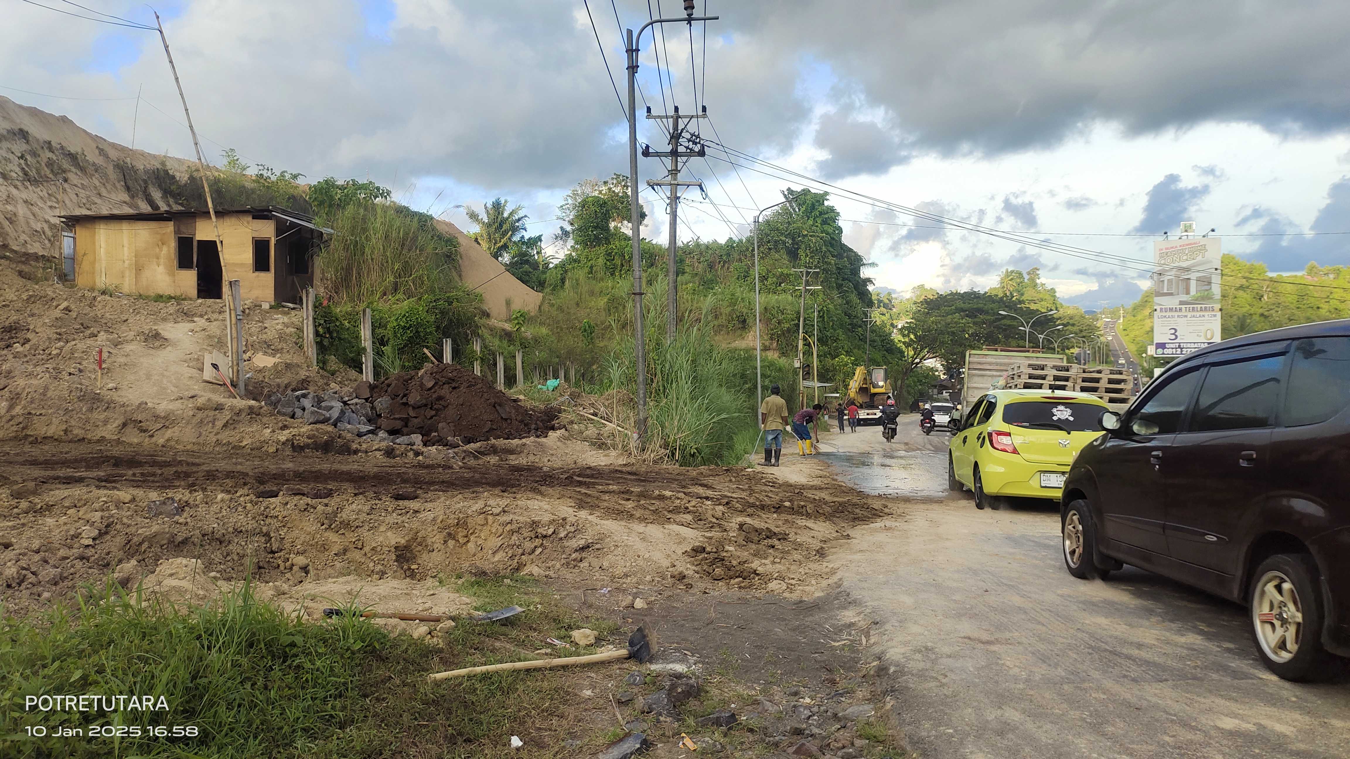 Aktivitas pematangan lahan di dekat jembatan ring road. (Foto:Mike)