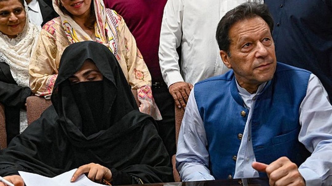 Khan dan Bushra Bibi.jpg