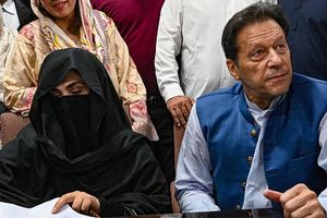 Khan dan Bushra Bibi.jpg