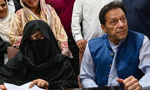 Khan dan Bushra Bibi.jpg