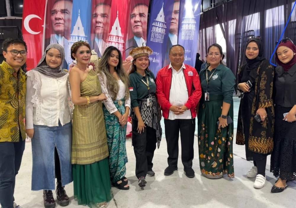 Farida Baderun,Putri Manuntung 1996 bersama Duta Besar Indonesia di Turikye dan kolega.