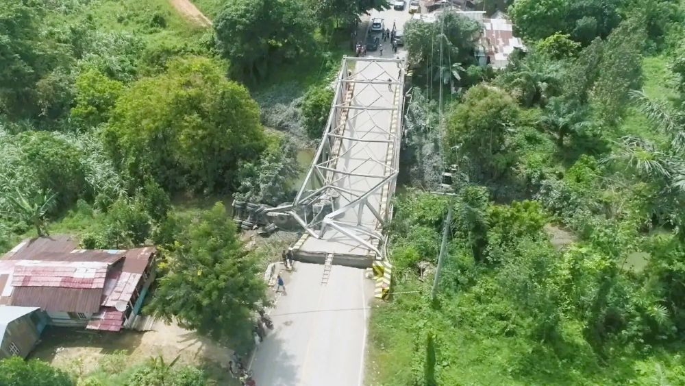 Kondisi Jembatan Busui di Kabupaten Paser setelah tertabrak truk, pekan lalu.  