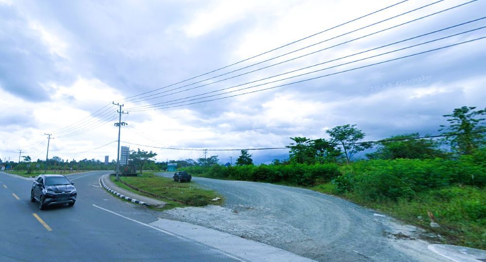 Jalan masuk menuju Bandara APT Pranoto Samarinda.