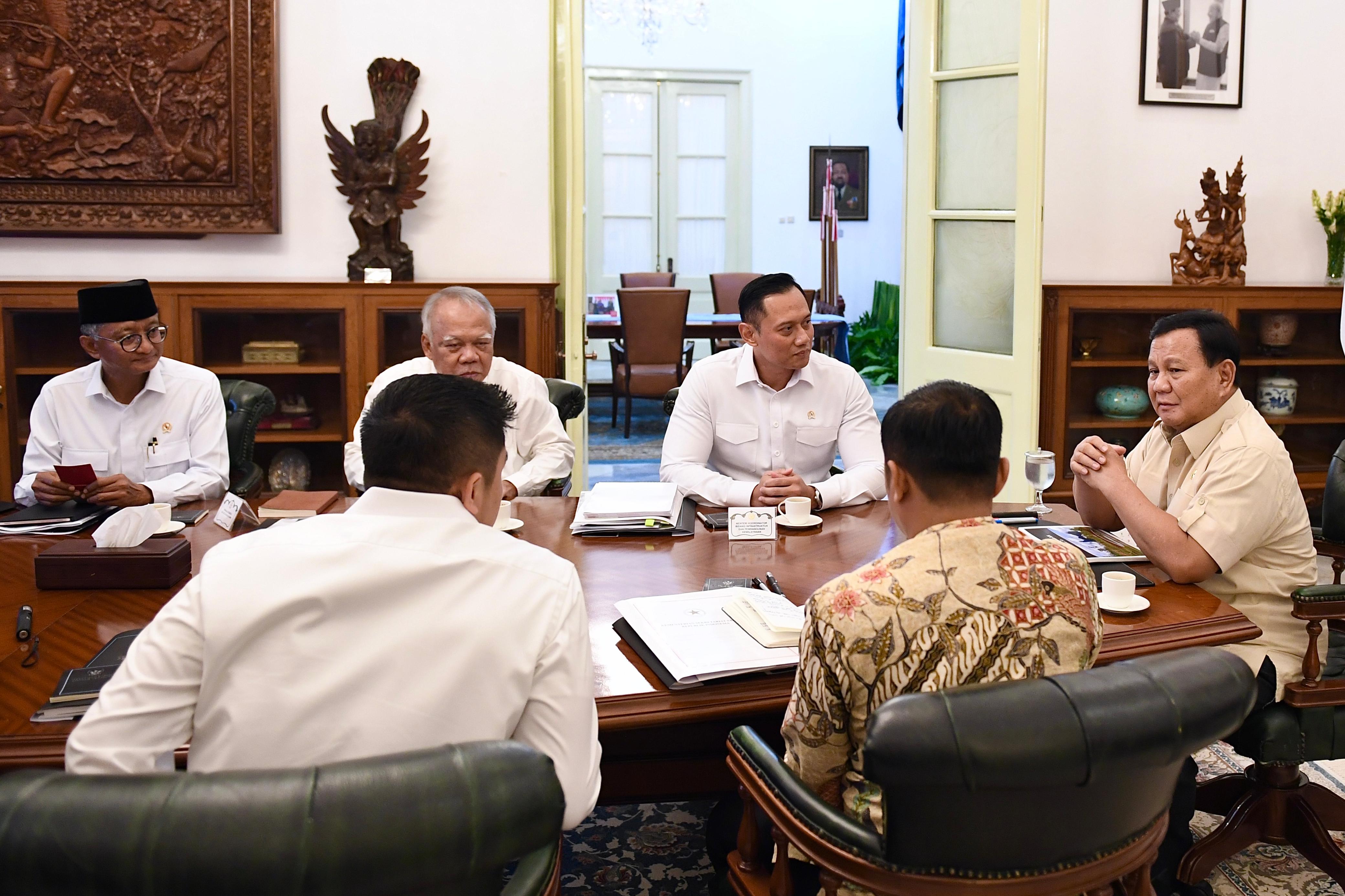 Presiden RI Prabowo Subianto memimpin rapat terbatas percepatan pembangunan IKN.