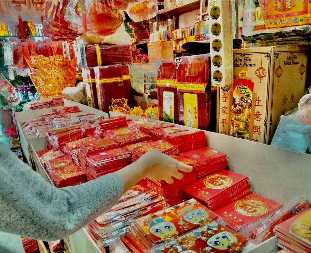 Angpao menjadi salah satu barang paling laris di toko cahaya rezeki, dengan berbagai desain gambar yang menarik. Palembang, Selasa(22/1/2025)