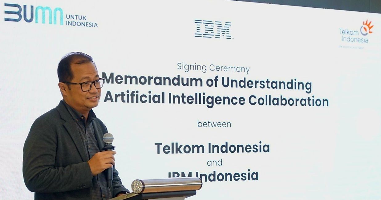 Direktur Strategic Portfolio Telkom Budi Setyawan Wijaya memberi sambutan di penandatangan MoU Telkom dan IBM di TLT