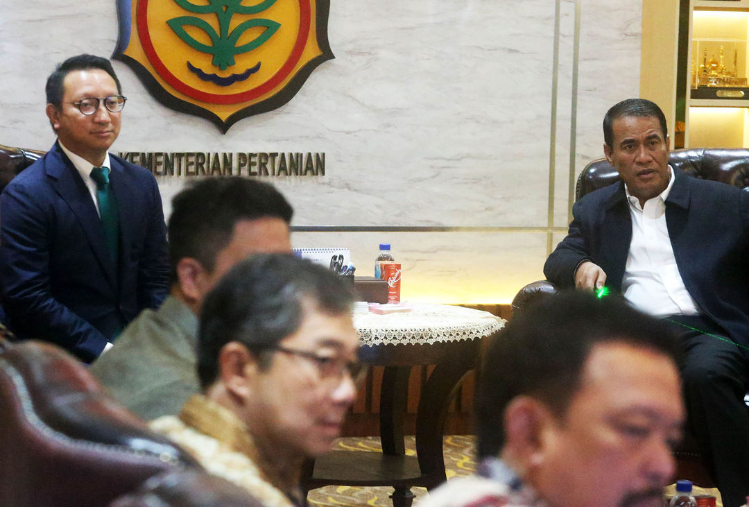 Ketua Umum Pengurus Pusat Persatuan Olahraga Berkuda Seluruh Indonesia (PP PORDASI) Aryo Djojohadikusumo bersama Menteri Pertanian Andi Amran Sulaiman berbincang sebelum menandatangani Nota Kesepahaman (MoU)  tentang Sinergitas Pengembangan Kuda di Indonesia di Jakarta, Rabu, 22 Januari 2025. Foto : Panji Asmoro/TrenAsia