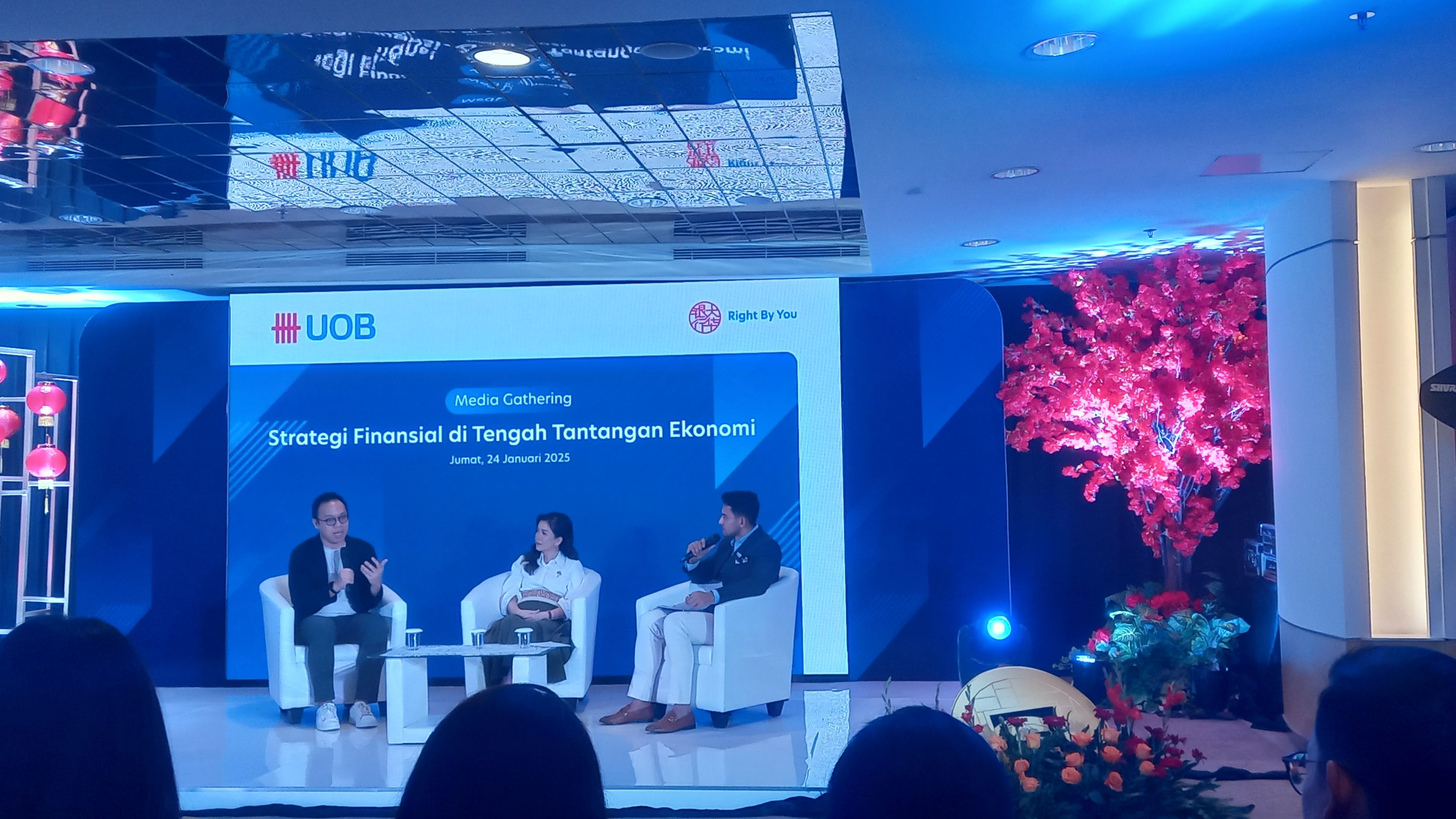 Media gathering  "Strategi Finansial di Tengah Tantangan Ekonomi" yang diselenggarakan Bank UOB Indonesia di Jakarta, Jumat, 24 Januari 2025, bersama Vera Margaret, Head of Deposit & Wealth Management UOB Indonesia, dan Samuel Ray, penulis serta praktisi finansial.