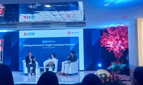 Media gathering  "Strategi Finansial di Tengah Tantangan Ekonomi" yang diselenggarakan Bank UOB Indonesia di Jakarta, Jumat, 24 Januari 2025, bersama Vera Margaret, Head of Deposit & Wealth Management UOB Indonesia, dan Samuel Ray, penulis serta praktisi finansial.