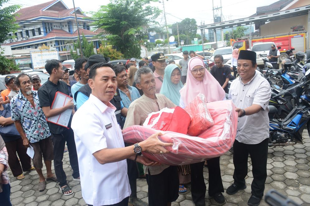 Pemkot Bandar Lampung Salurkan Bantuan Kemensos untuk Korban Banjir TBS dan Panjang