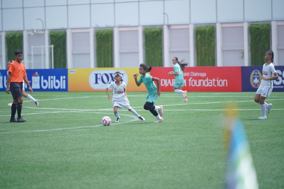  Kapten tim All-Stars Kudus Asyifa Sholawa Farizqi beraksi mengejar bola di laga  pamungkas MilkLife Soccer Challenge All-Stars yang berlangsung di Supersoccer Arena,  Rendeng, Kudus, Minggu 25 Januari 2025.