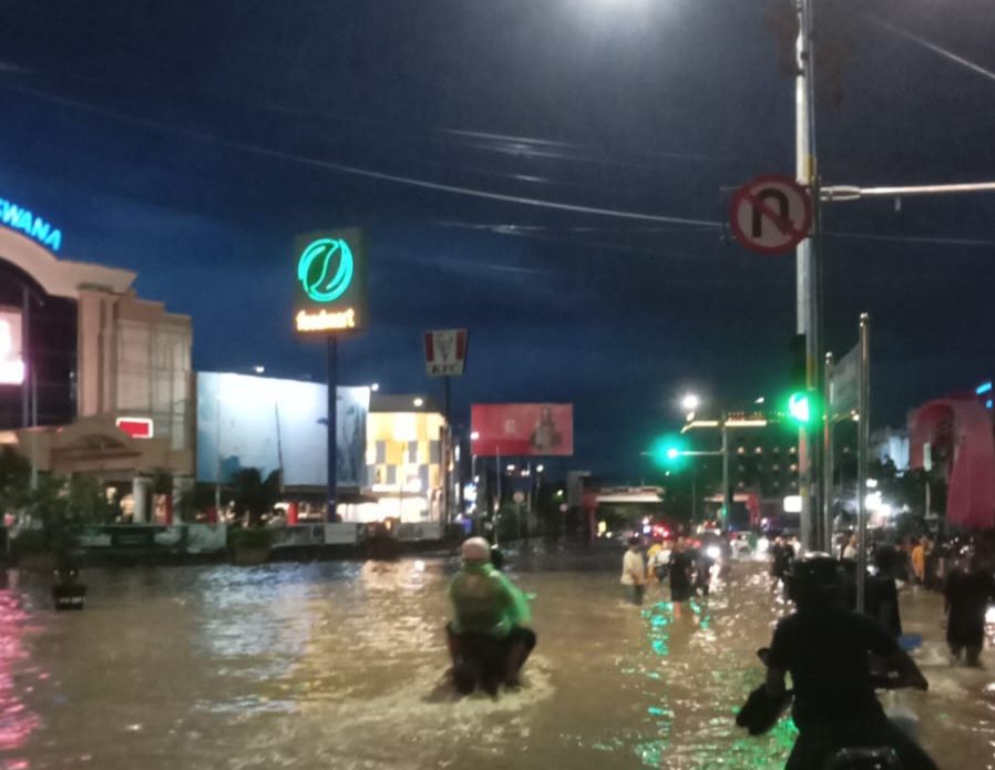 Genangan air di depan Mal Lembuswana Samarinda, Selasa, 28 Januari 2025.