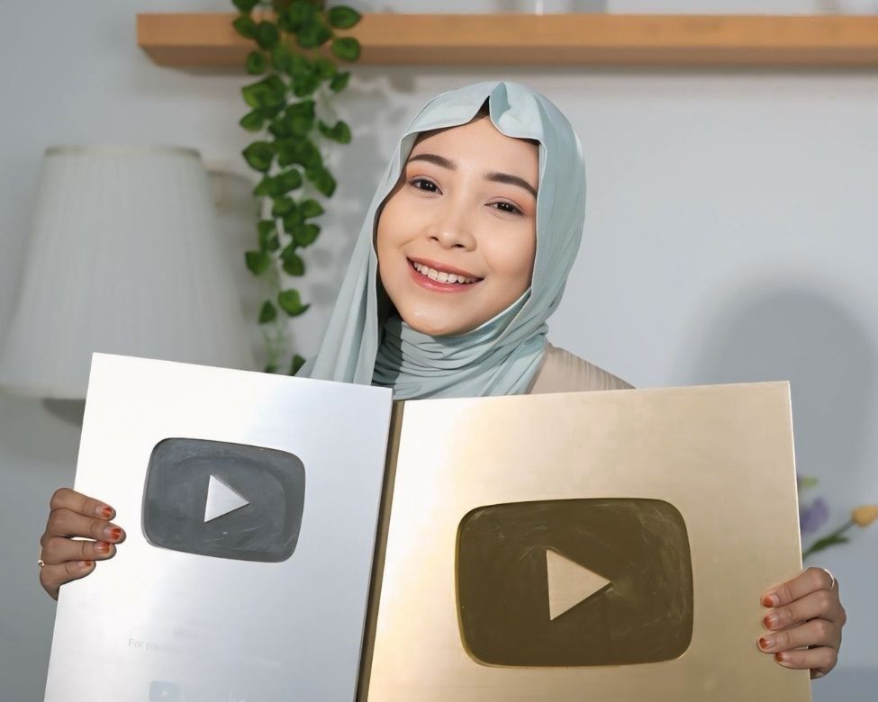 Ijfina Amalia, content creator yang sukses menggandakan pendapatannya lewat YouTube Shopping Affiliate. 