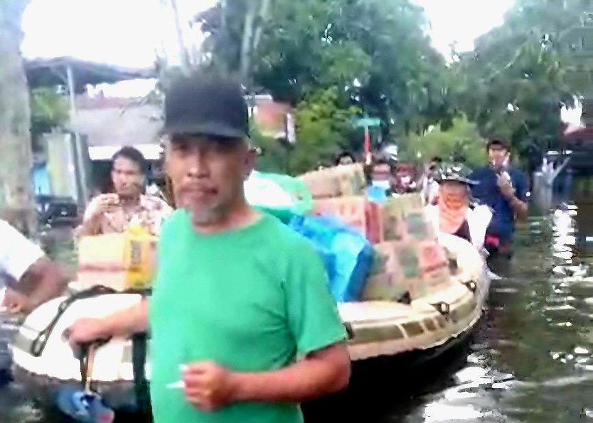 Korban banjir di Samarinda membawa bantuan logistik dari pemerintah. Sampai Rabu 29 Januari 2025 malam, jumlah warga terdampak banjir menjadi lebih dari 9000 jiwa.