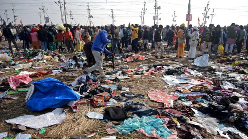 Pihak berwenang mulai membersihkan tepian sungai dalam festival Maha Kumbh Mela.