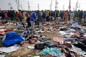 Pihak berwenang mulai membersihkan tepian sungai dalam festival Maha Kumbh Mela.