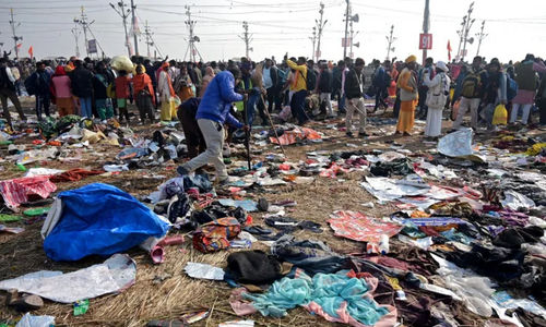 Pihak berwenang mulai membersihkan tepian sungai dalam festival Maha Kumbh Mela.