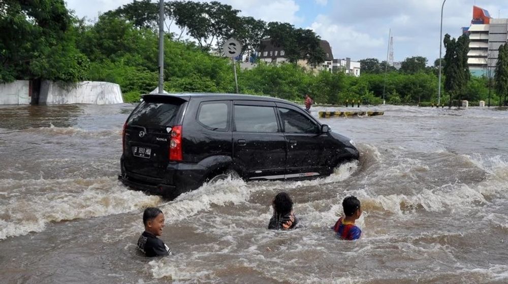 6899mobil terendam banjir.jpg