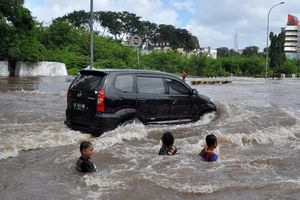 6899mobil terendam banjir.jpg