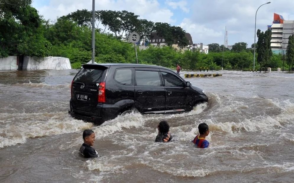 6 Cara Aman Berkendara Saat Banjir, Jangan Nekat Berhenti di Genangan!