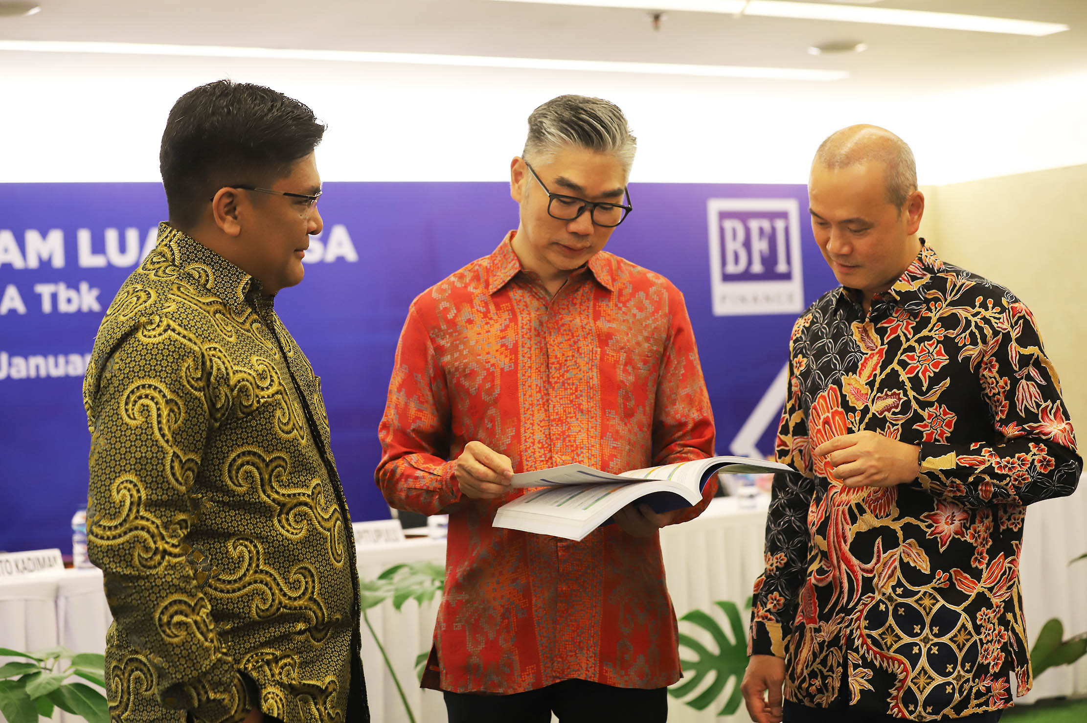 Dari ki-ka : Direktur Transformasi BFI Finance Goklas -  Presiden Direktur BFI Finance Sutadi (2025-2028) - Direktur Keuangan BFI Finance Sudjono berbincang usai RUPSLB BFI Finance, 30 Januari 2025. Foto : Panji Asmoro/TrenAsia