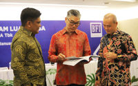 Dari ki-ka : Direktur Transformasi BFI Finance Goklas -  Presiden Direktur BFI Finance Sutadi (2025-2028) - Direktur Keuangan BFI Finance Sudjono berbincang usai RUPSLB BFI Finance, 30 Januari 2025. Foto : Panji Asmoro/TrenAsia